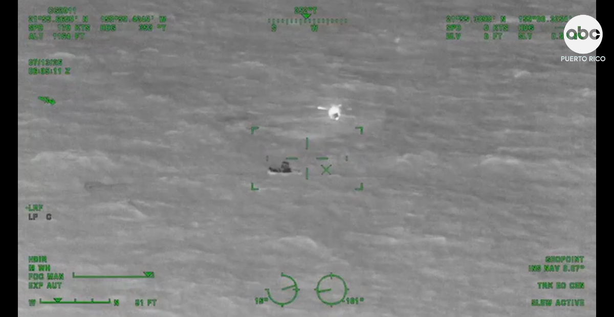Rescatan en helicóptero a hombre tras hundirse su catamarán en Hawái