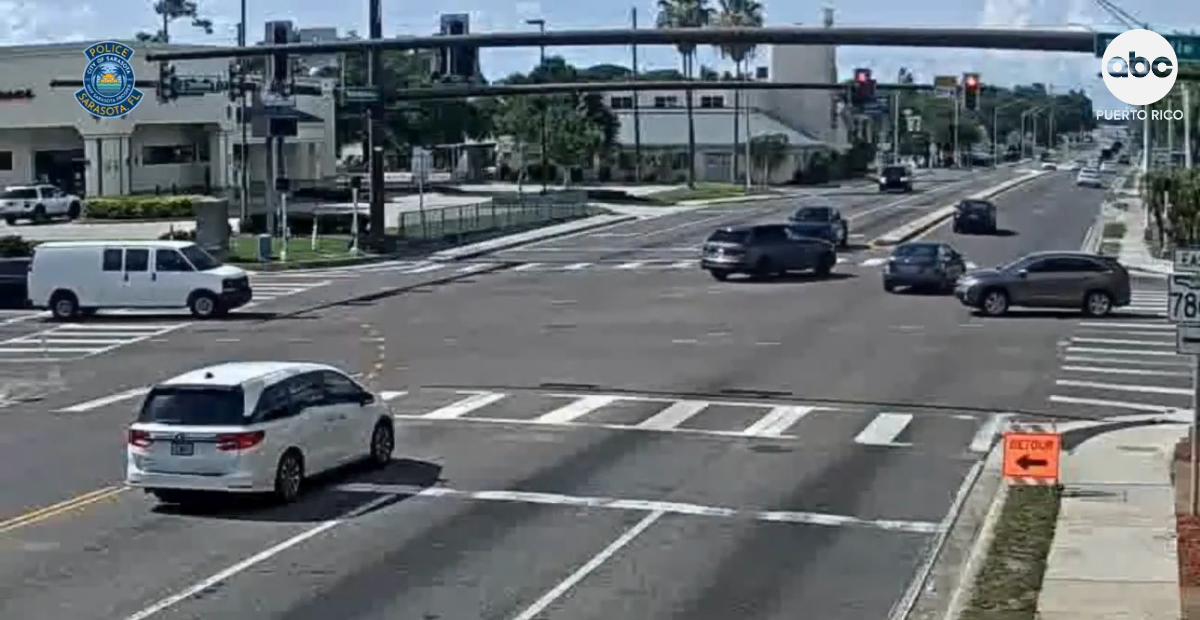 Conductor se pasa un semáforo en rojo y casi provoca un choque en Florida