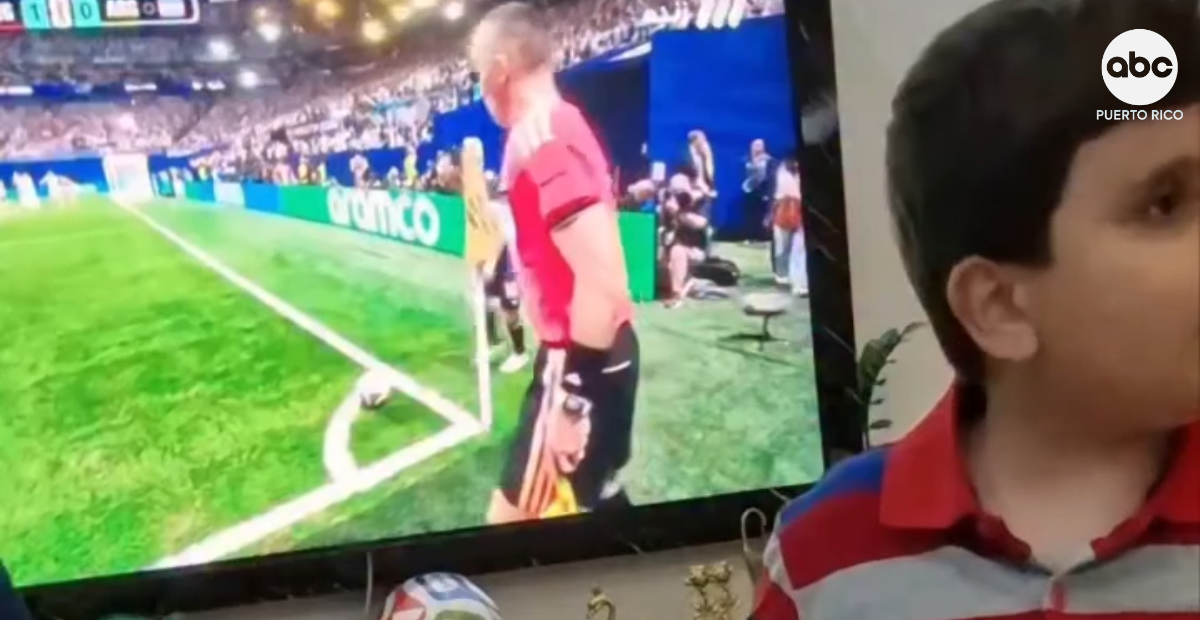 Padre emociona al mostrarle el gol de Argentina a su hijo ciego con un tablero táctil