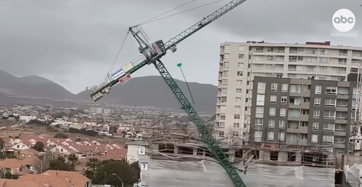 Grúa de construcción colapsa sobre casas y vehículos en Chile durante fuerte temporal