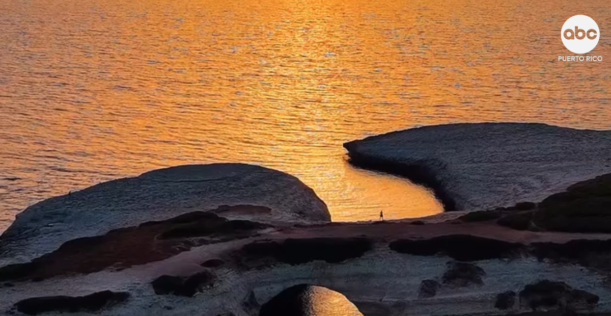 Puesta de sol convierte el arco marino de S'Archittu en un espectáculo natural en Cerdeña