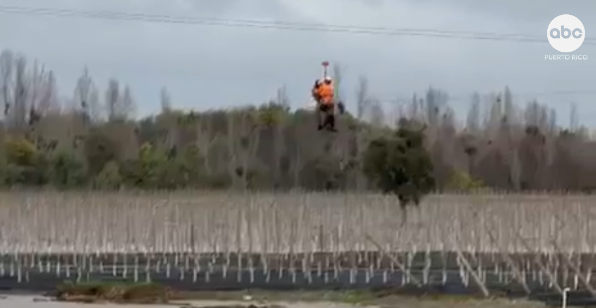 Helicóptero policial rescata a dos personas atrapadas por inundaciones en Chile