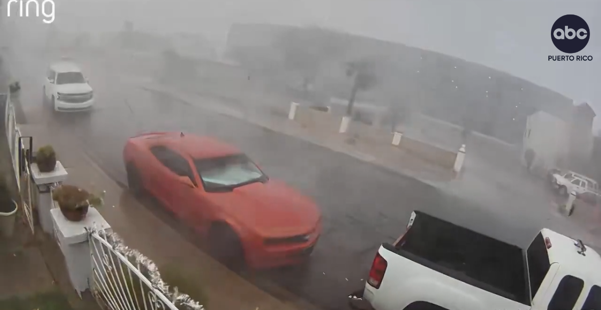Tormentas derriban una farola sobre autos en Phoenix