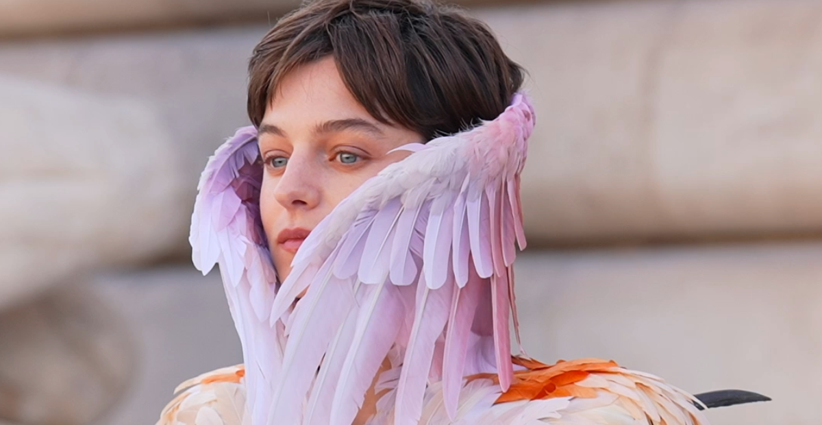 Emma Corrin impacta con un surrealista look de Schiaparelli en París