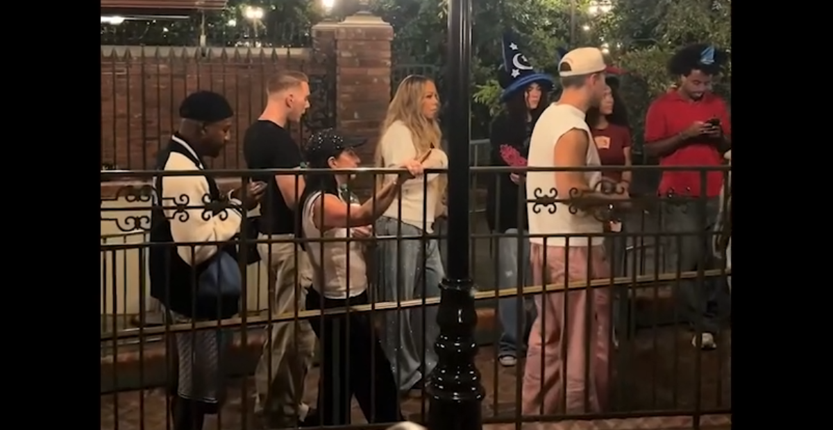 Mariah Carey sorprende al hacer fila como cualquier persona en Disneyland