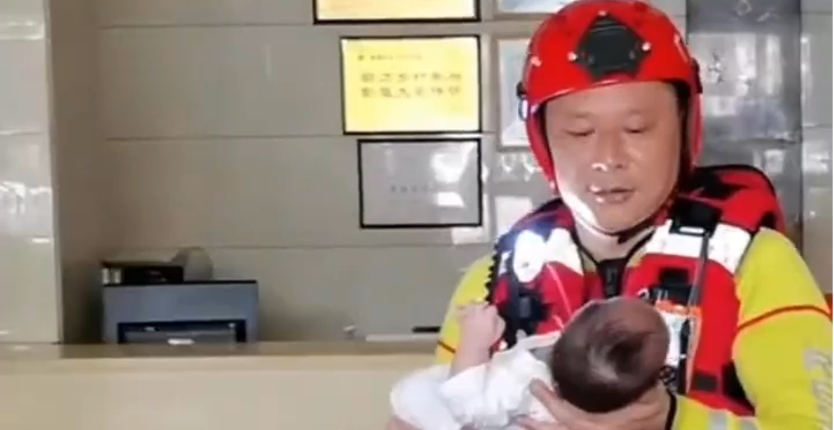 Bomberos rescatan a bebé recién nacida y su madre en hospital inundado en China