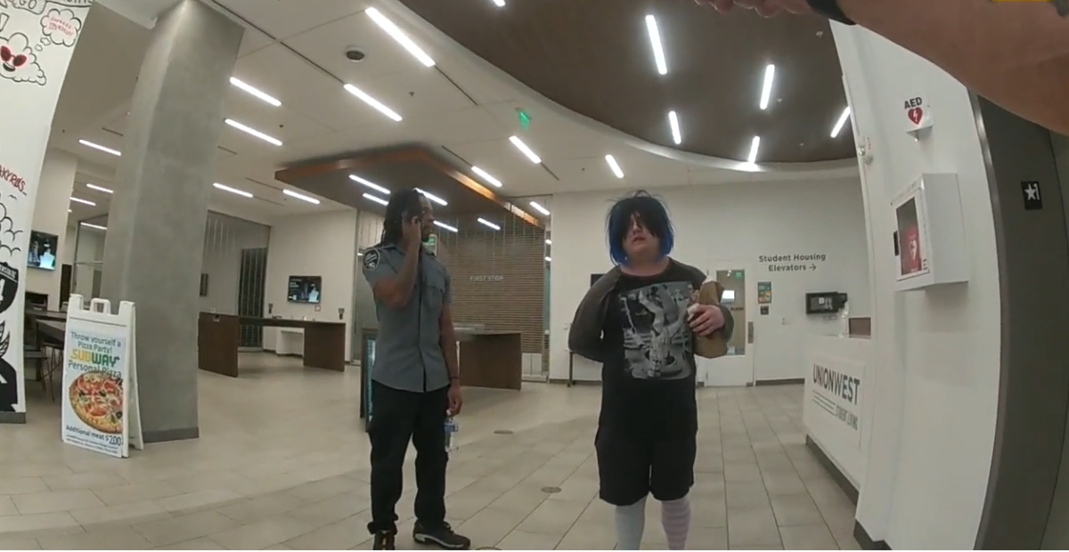 "¡Ella, ella!": video del arresto de una estudiante trans por discutir con policías desata debate en redes