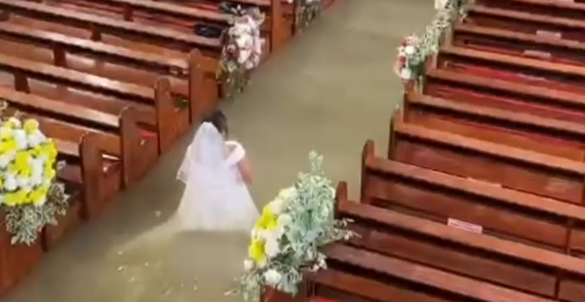 El agua le llegaba a la cintura, pero ella caminó igual hacia el altar