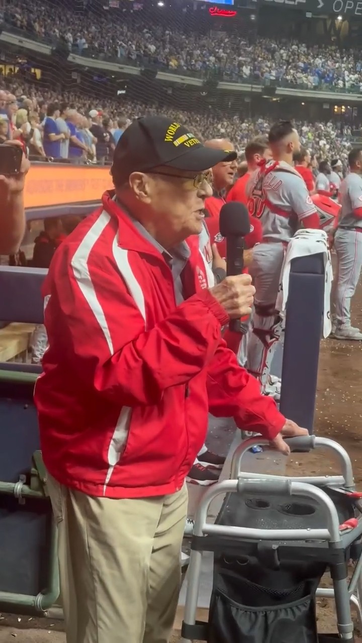 Tiene 102 años, sobrevivió Iwo Jima y Okinawa... y su voz paralizó un estadio completo
