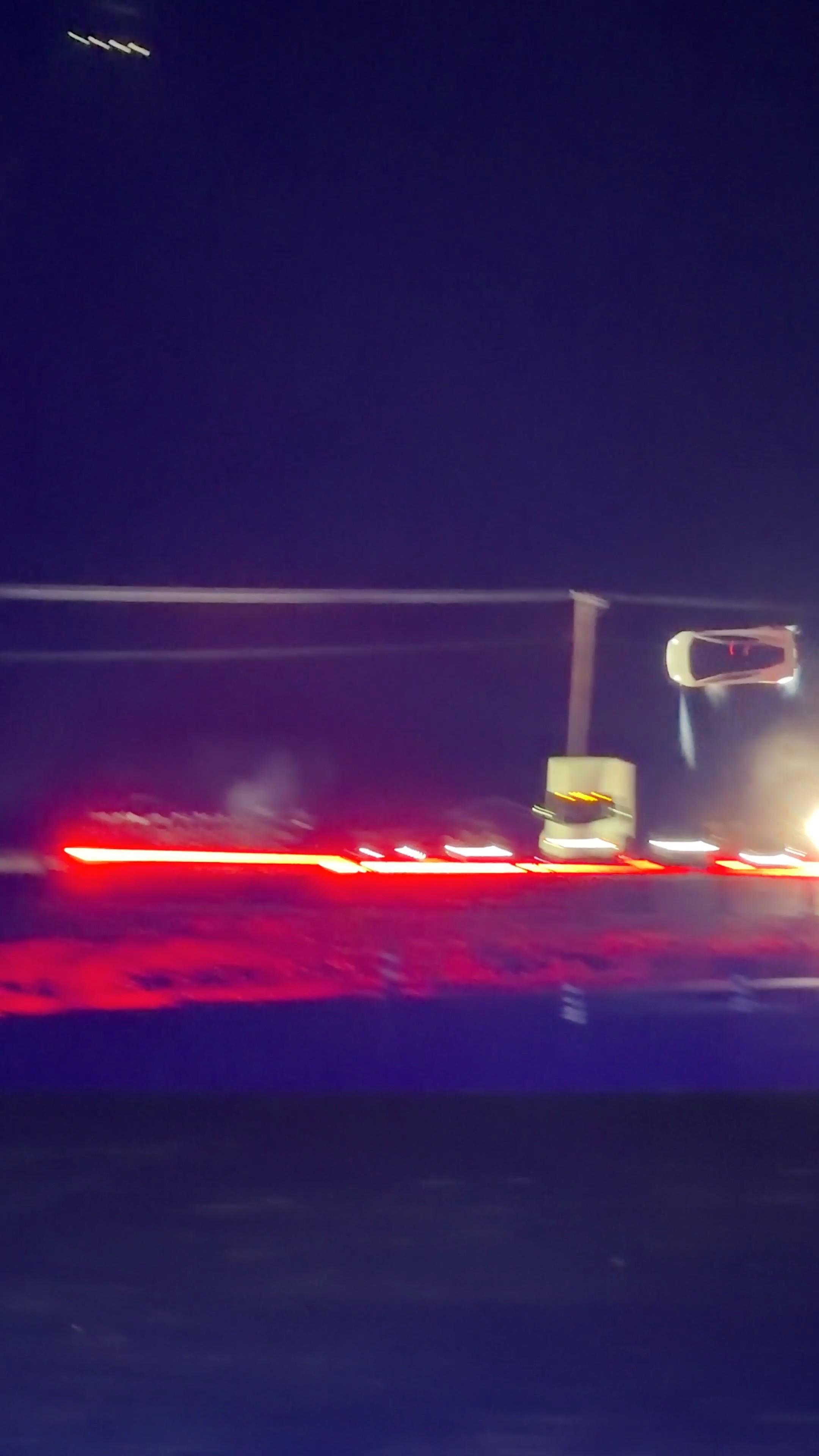 Sin conductor, en el aire y al revés: el nuevo carro de Elon Musk saltó por encima de otros Tesla