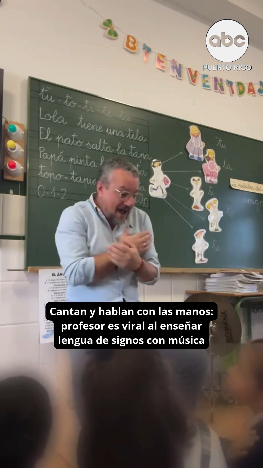 Cantan y hablan con las manos: el maestro de Huelva que enseña lengua de signos a sus alumnos con música