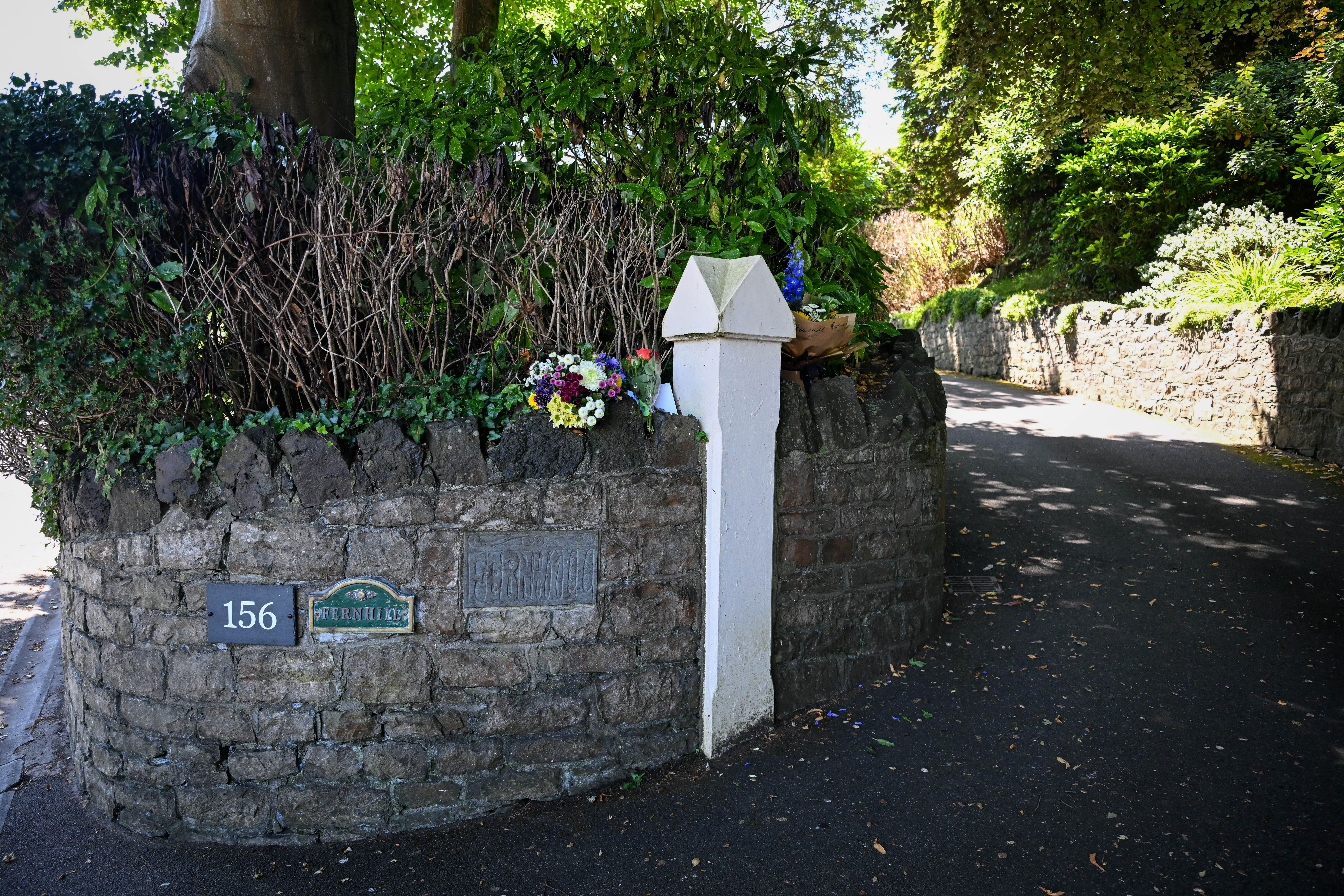 Ofrendas florales depositadas en la casa de Bonnie Tyler en Mumbles el 9 de julio de 2026 en Swansea, Gales.