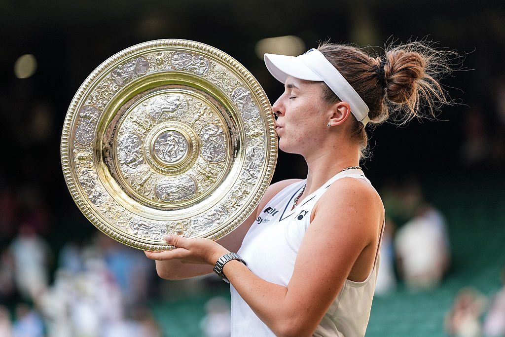 Linda Noskova, de la República Checa, besa el trofeo de individuales femeninos tras su victoria