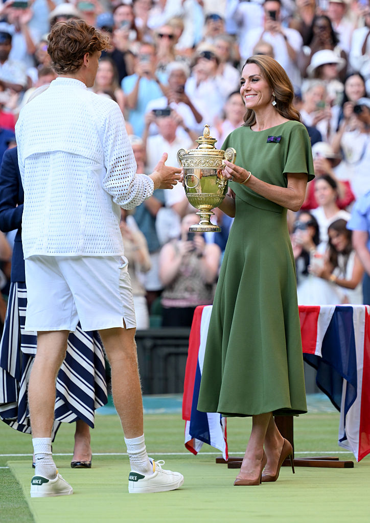 La princesa de Gales, entrega el trofeo a Jannik Sinner en el Campeonato de Tenis de Wimbledon 2026