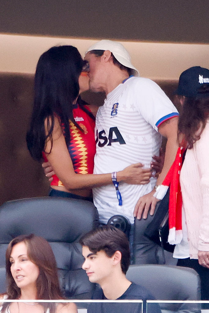 Inés de Ramón y Brad Pitt besándose durante el partido de cuartos de final de la Copa Mundial de la FIFA 2026