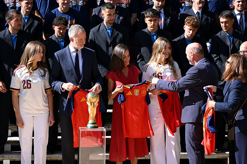 Rafael Louzan, presidente de la Federación Española de Fútbol, entrega camisetas a la princesa heredera Leonor de España, al rey Felipe VI de España, a la reina Letizia de España y a la princesa Sofía de España