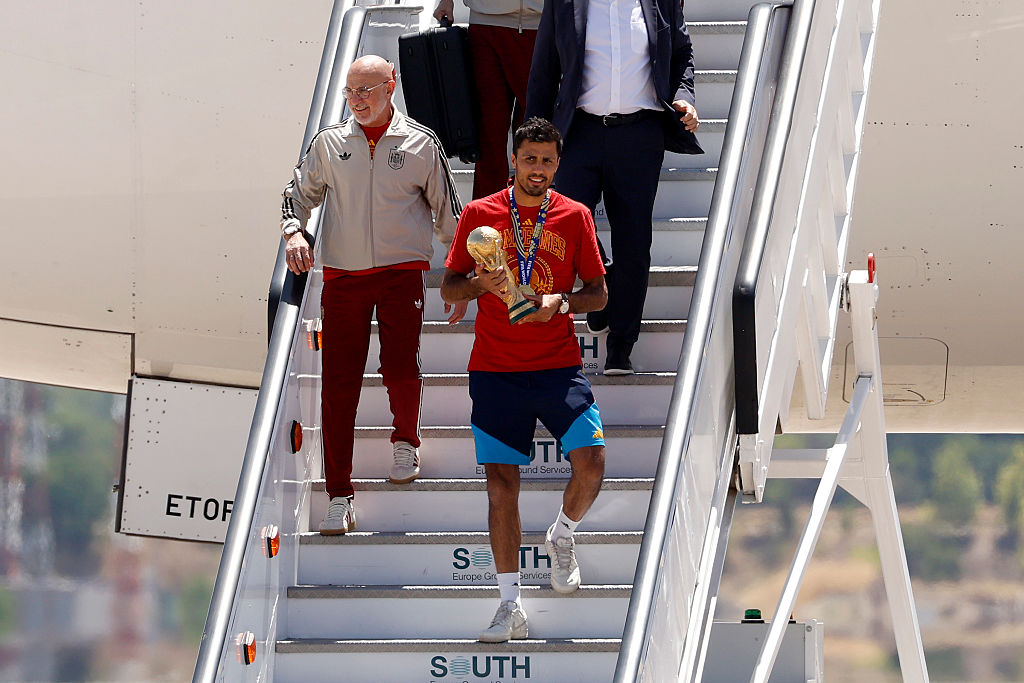 Rodri, de España, sostiene el trofeo junto a Luis de la Fuente, seleccionador de España, a la llegada de la selección española al Aeropuerto Adolfo Suárez Madrid-Barajas