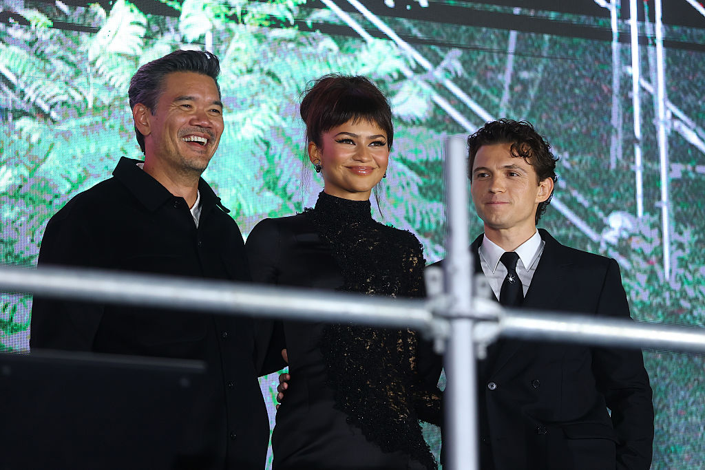 El director Destin Daniel Cretton, Zendaya y Tom Holland posan para una foto durante el evento de “Spider-Man: Un nuevo día”
