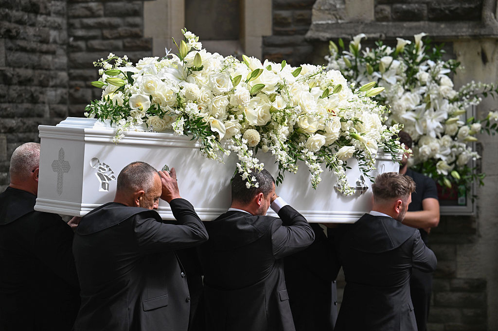 Los portadores del féretro llevan el ataúd de Bonnie Tyler durante su funeral en la iglesia de Swansea
