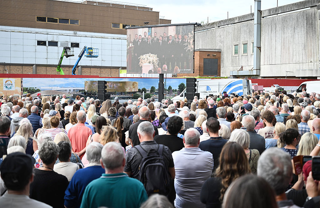 Dolientes siguen en directo el funeral de Bonnie Tyler en la Catedral de Swansea