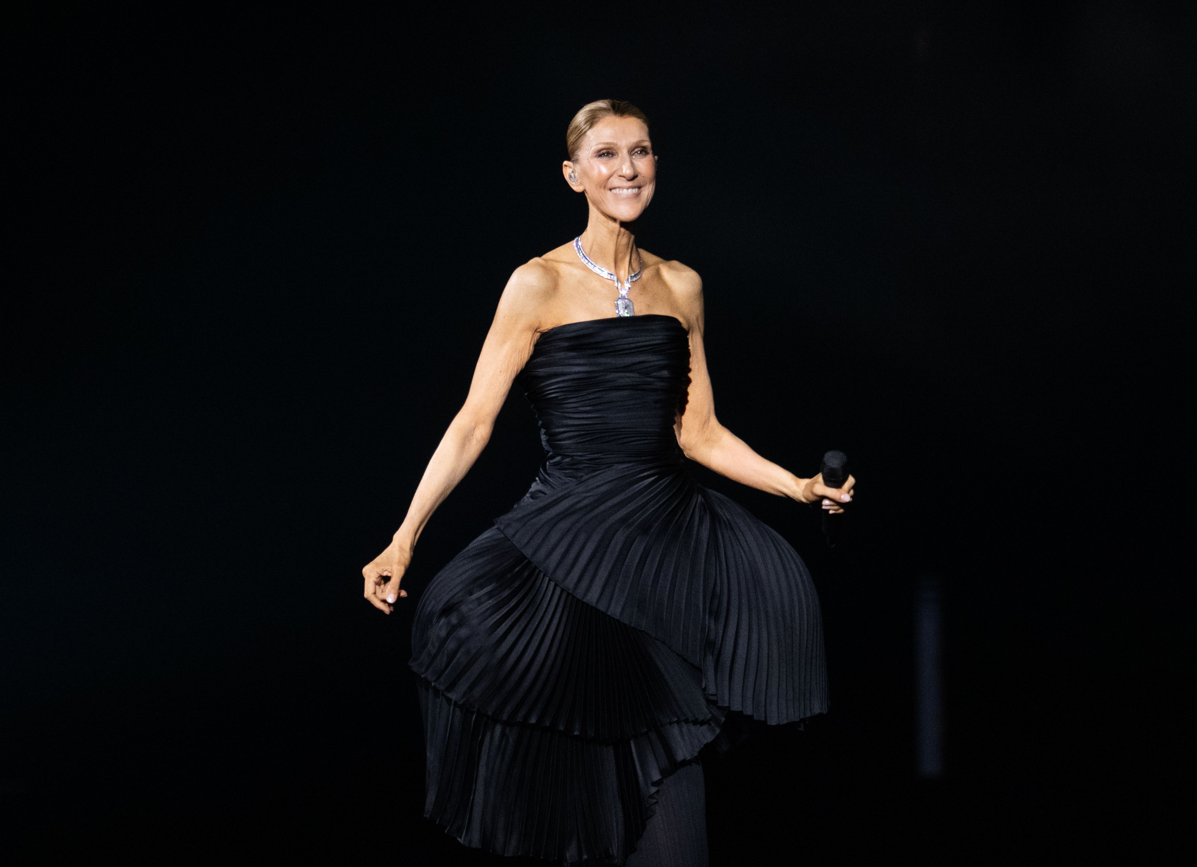 Celine Dion actúa en la noche inaugural de su residencia en el Paris La Défense Arena