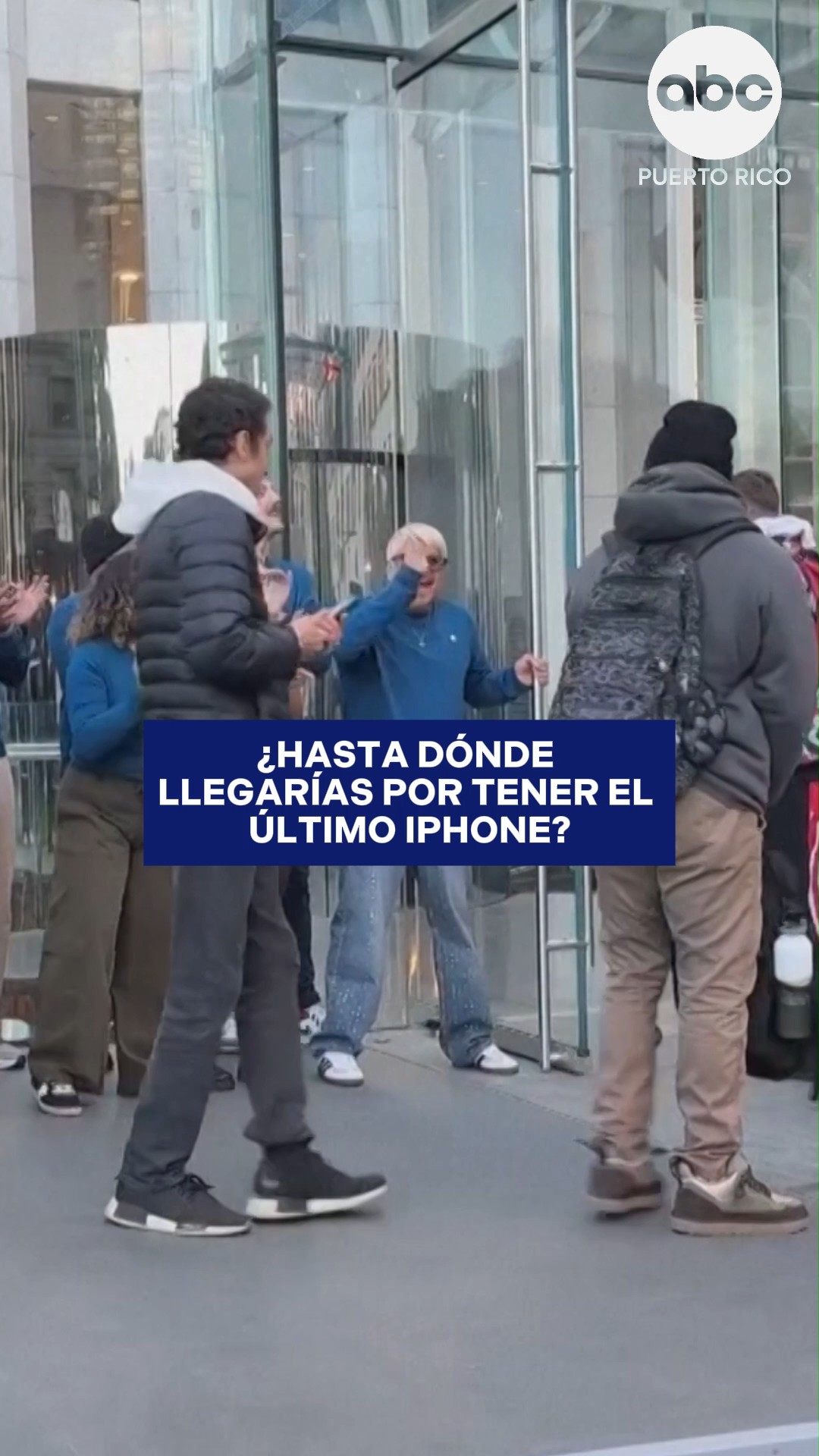 Pasaron la noche en la calle para comprar un celular de $2,000: así fue la locura por el nuevo iPhone