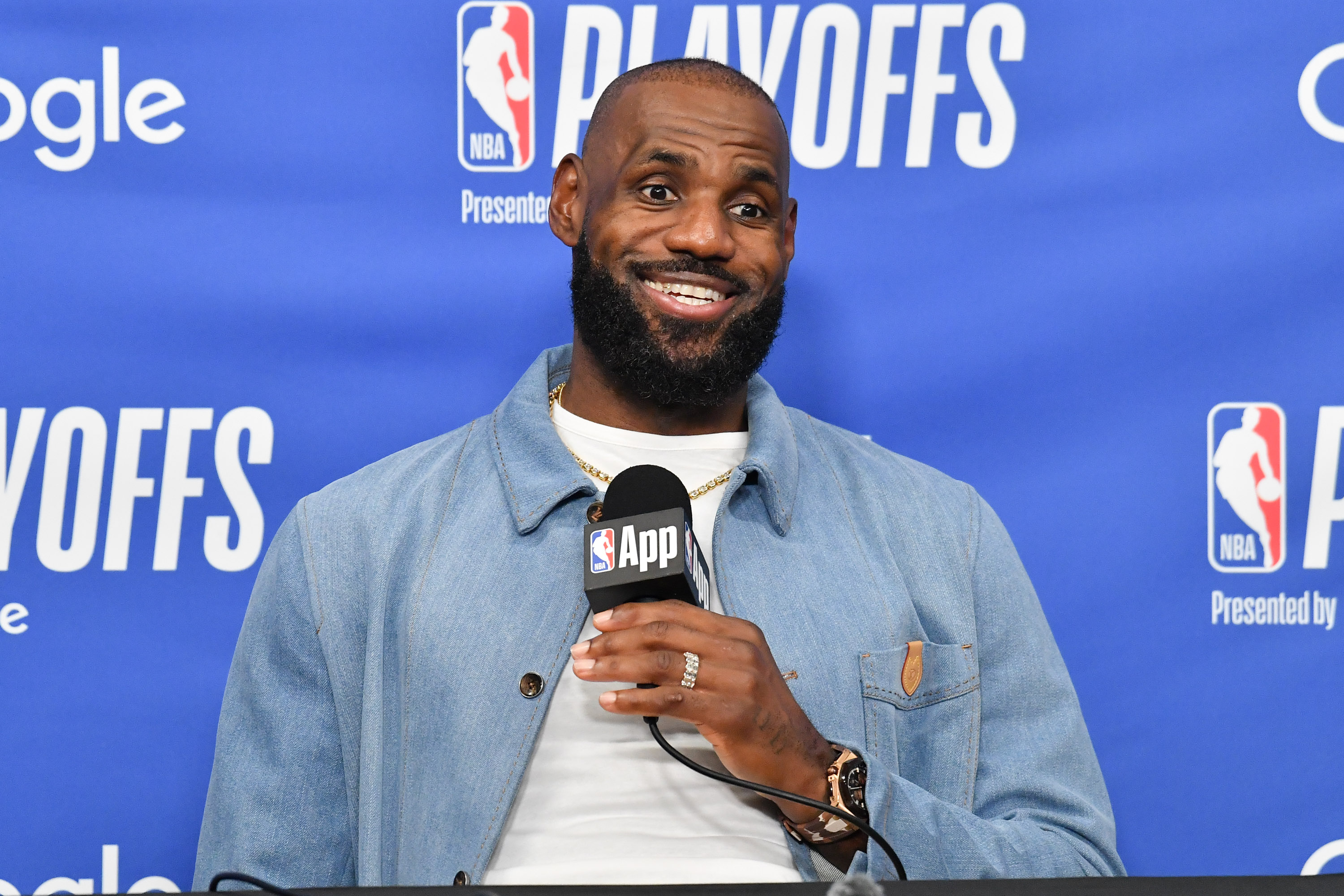 LeBron James menciona Warriors, Sixers y Heat en vivo desde Fanatics Fest