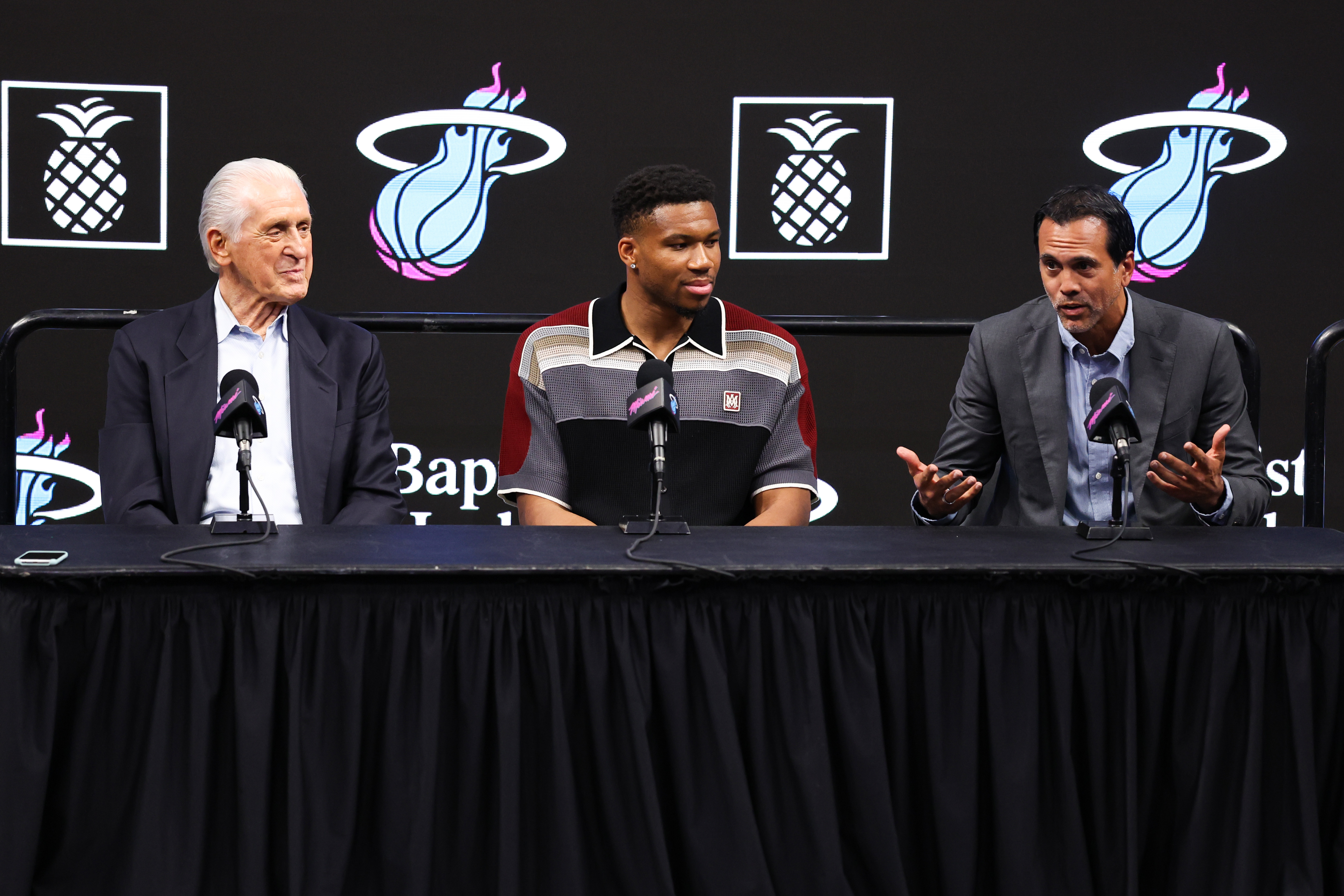 Pat Riley lanza indirecta sobre LeBron James en presentación de Giannis con el Heat