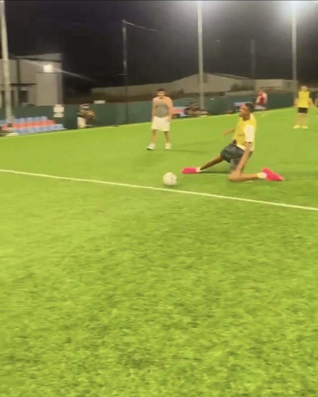 Wemby se resbaló jugando fútbol y por dos segundos todo San Antonio dejó de respirar