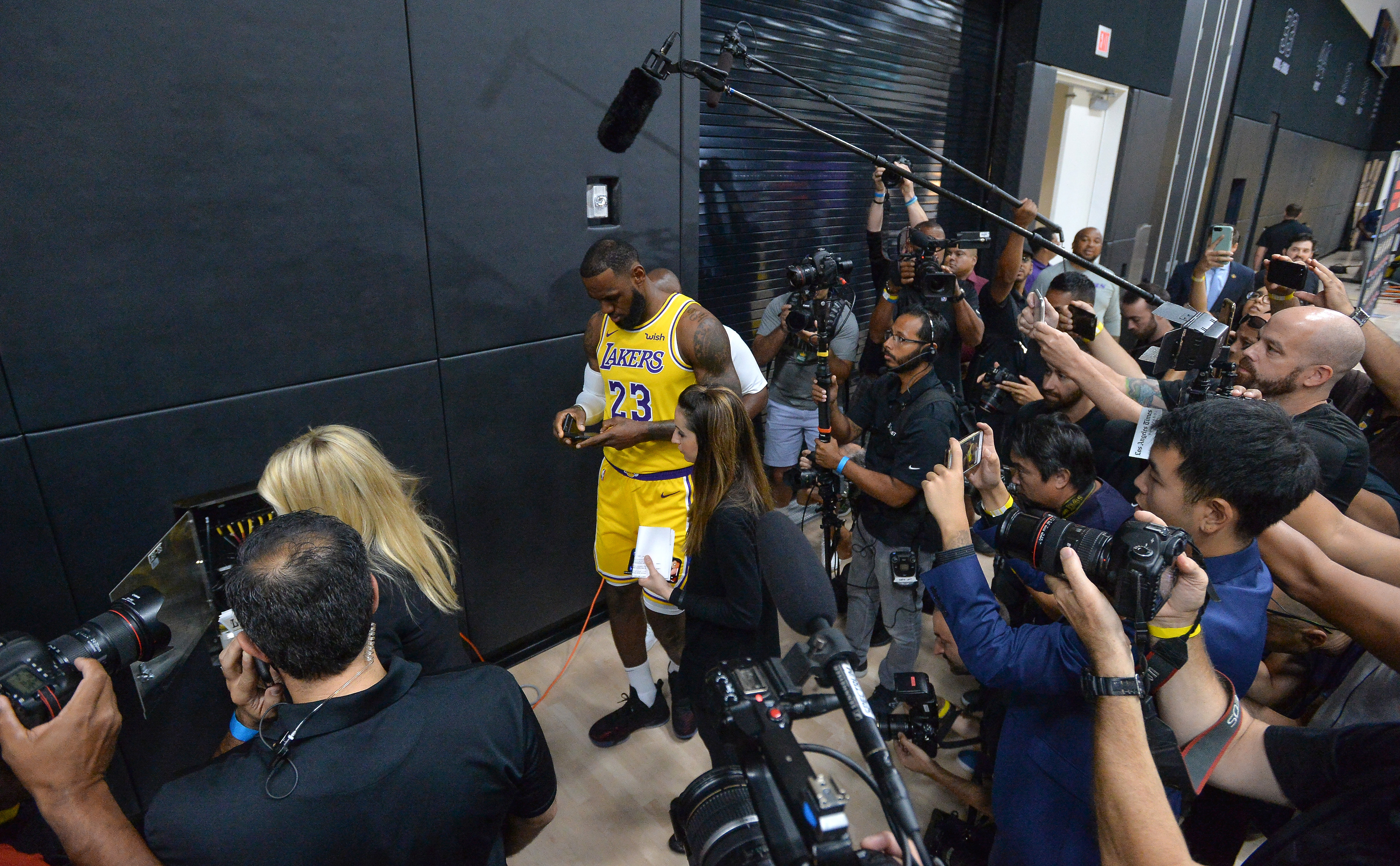 LeBron James, acusado de "copiarse" de Michael Jordan con su propio documental estilo "The Last Dance"
