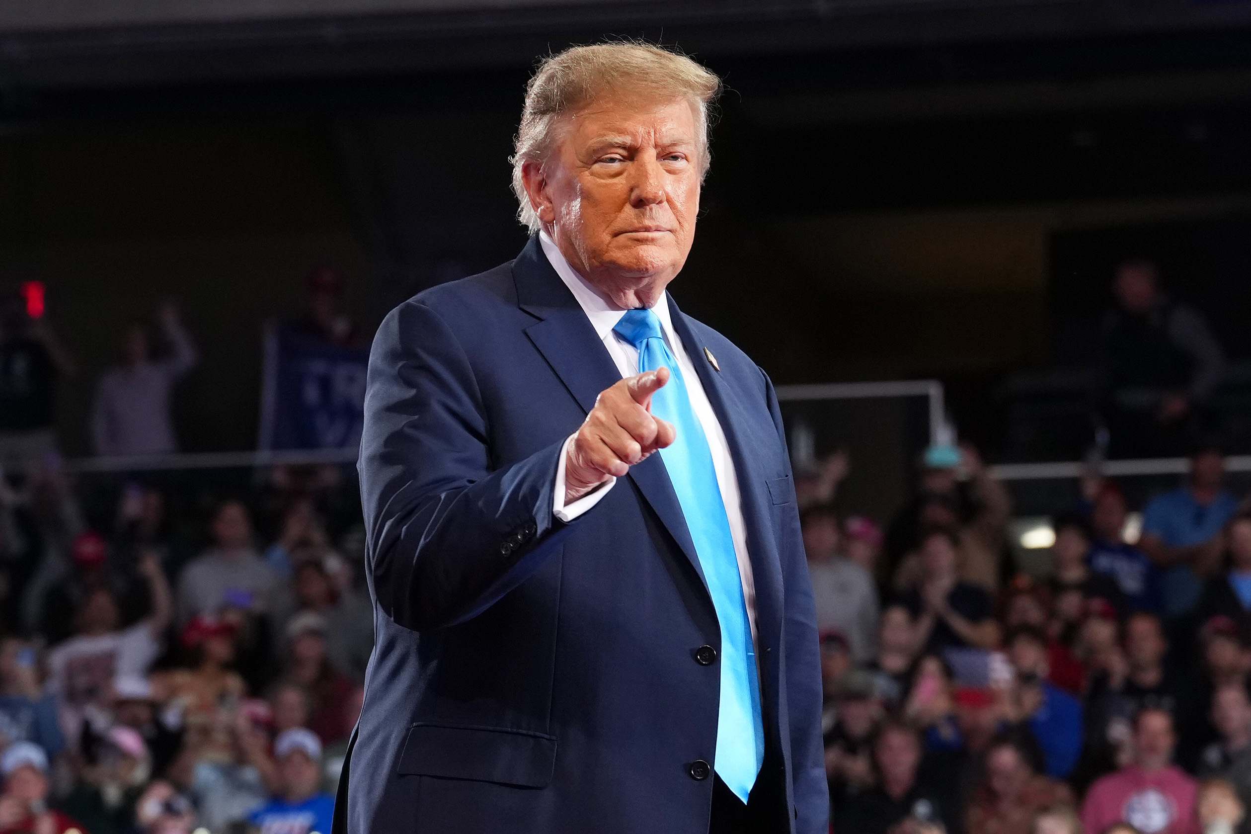 Un swing de golf durante el himno y Trump le exige disculpas a LeBron