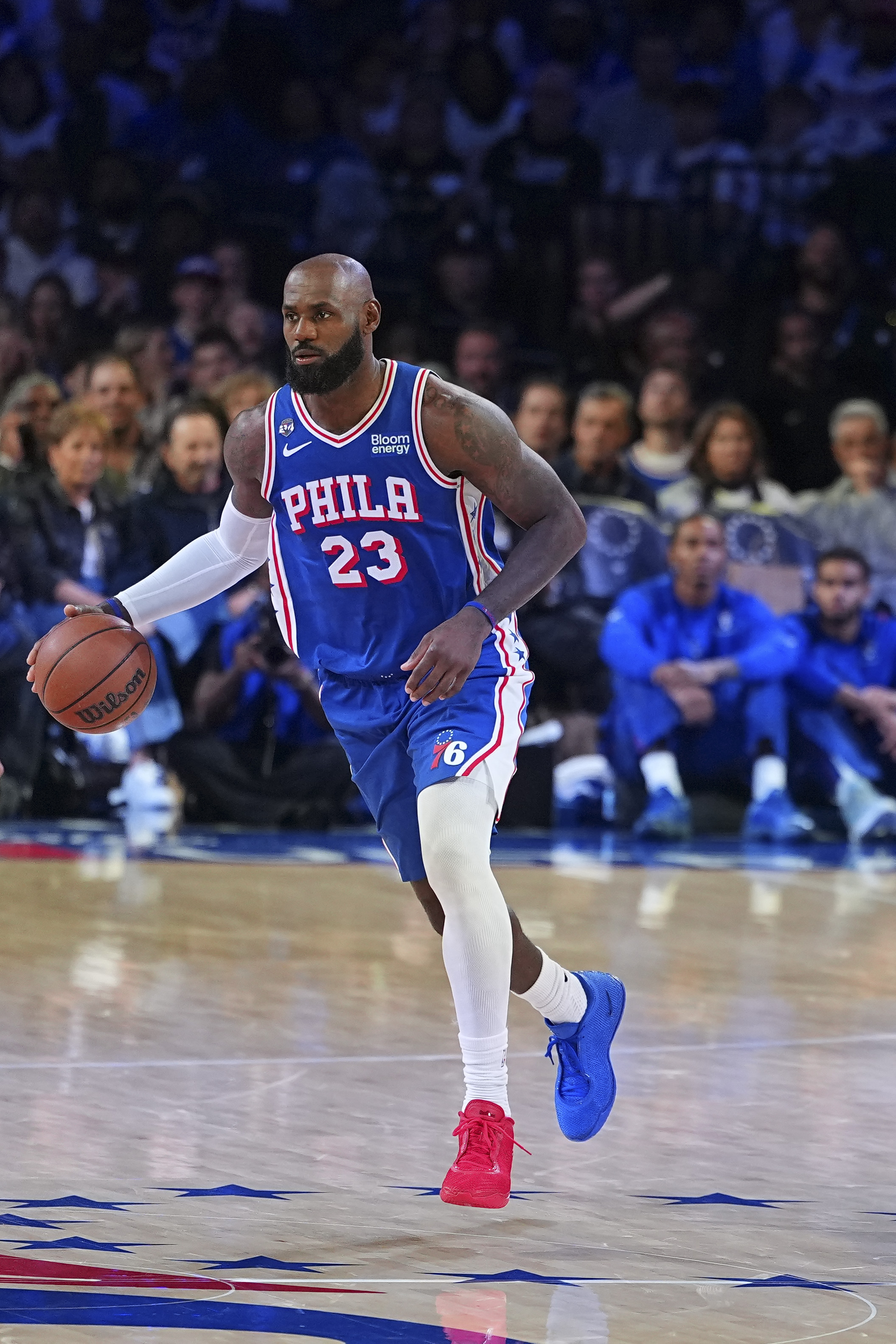 El Rey en la pintura: LeBron abre de center contra los Pistons