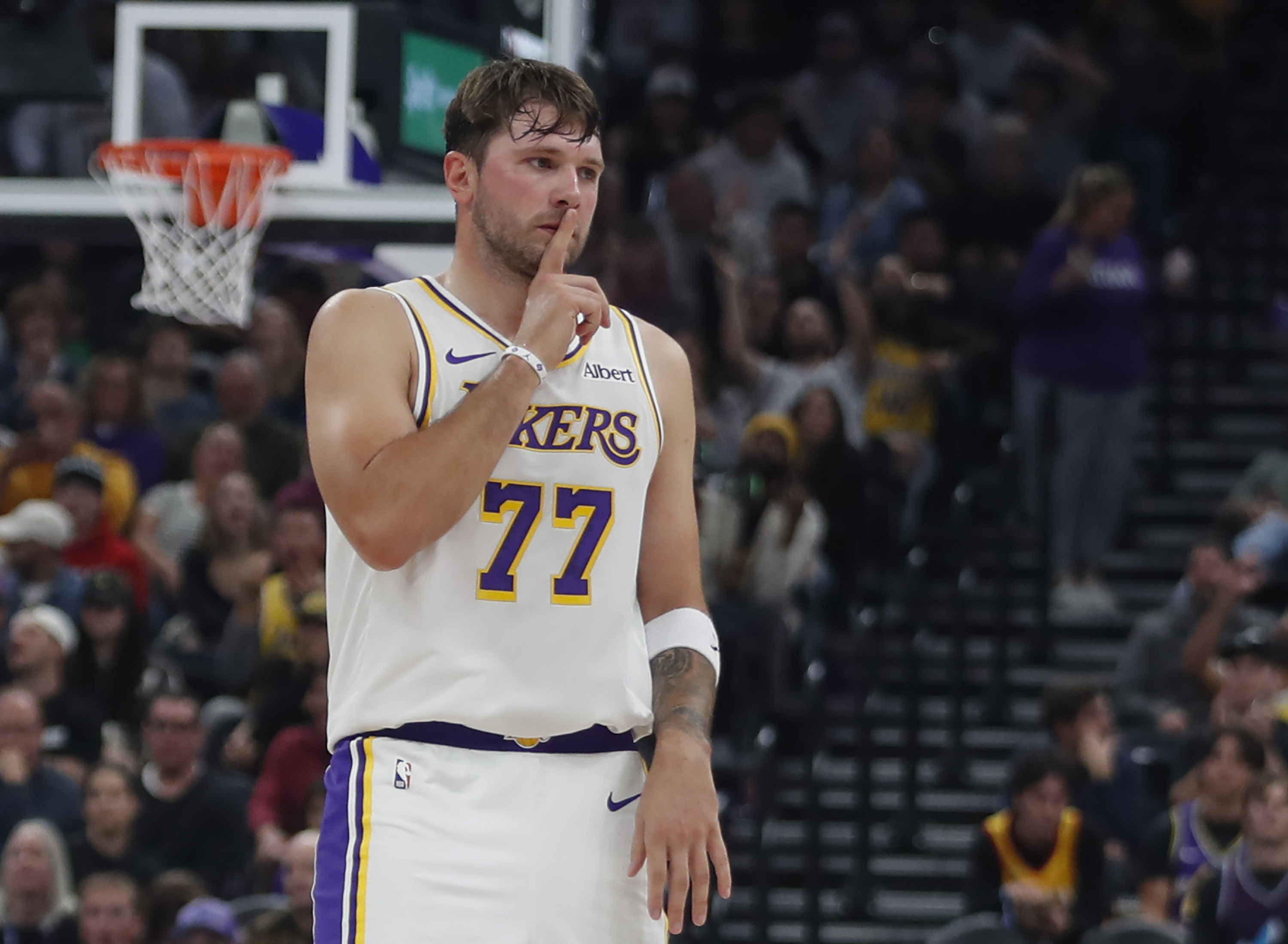 Luka Doncic anota 52 puntos y hace historia con los Lakers