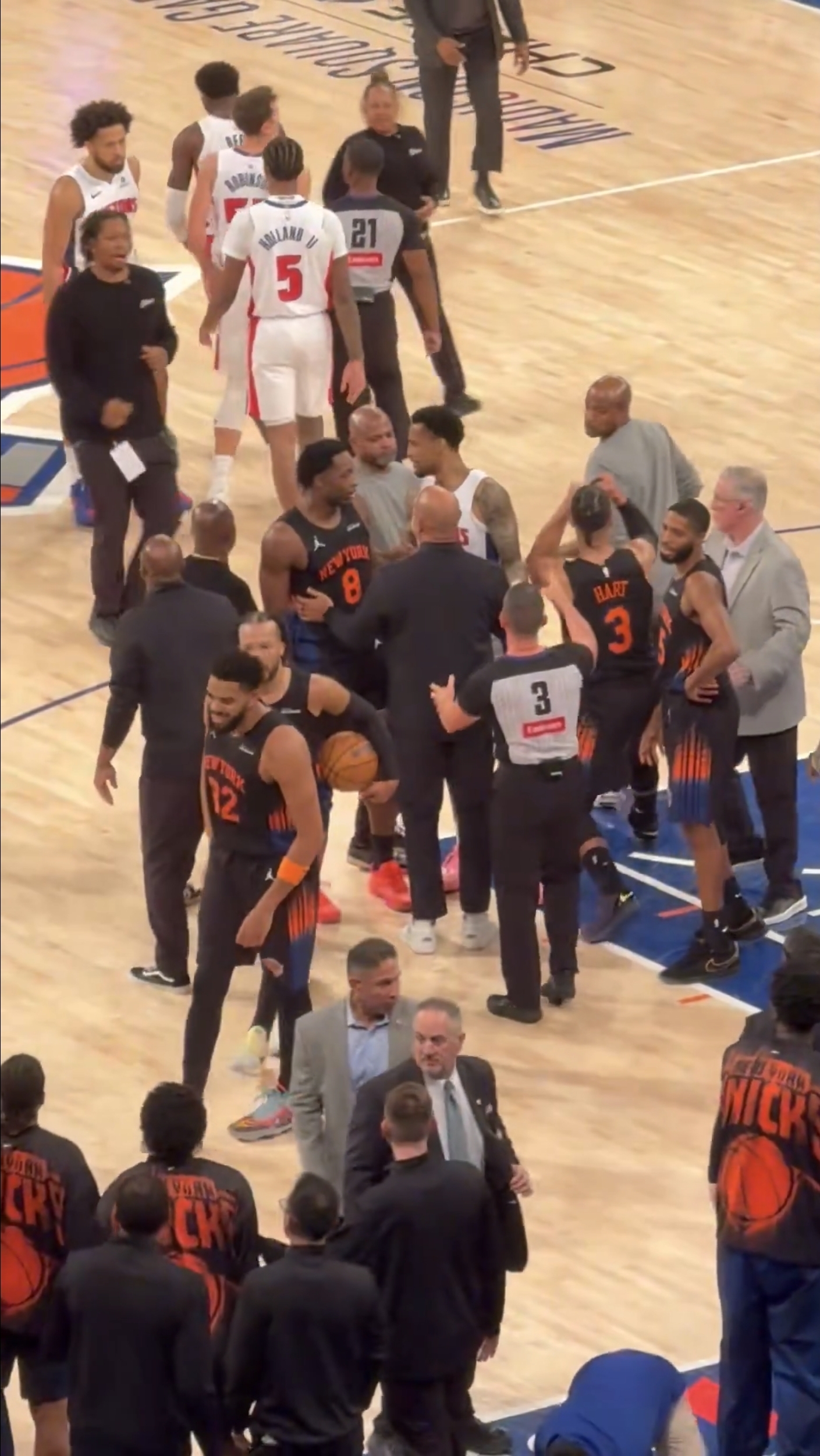 Josh Hart se cuadró como si fuera a pelear con un coach en pleno juego