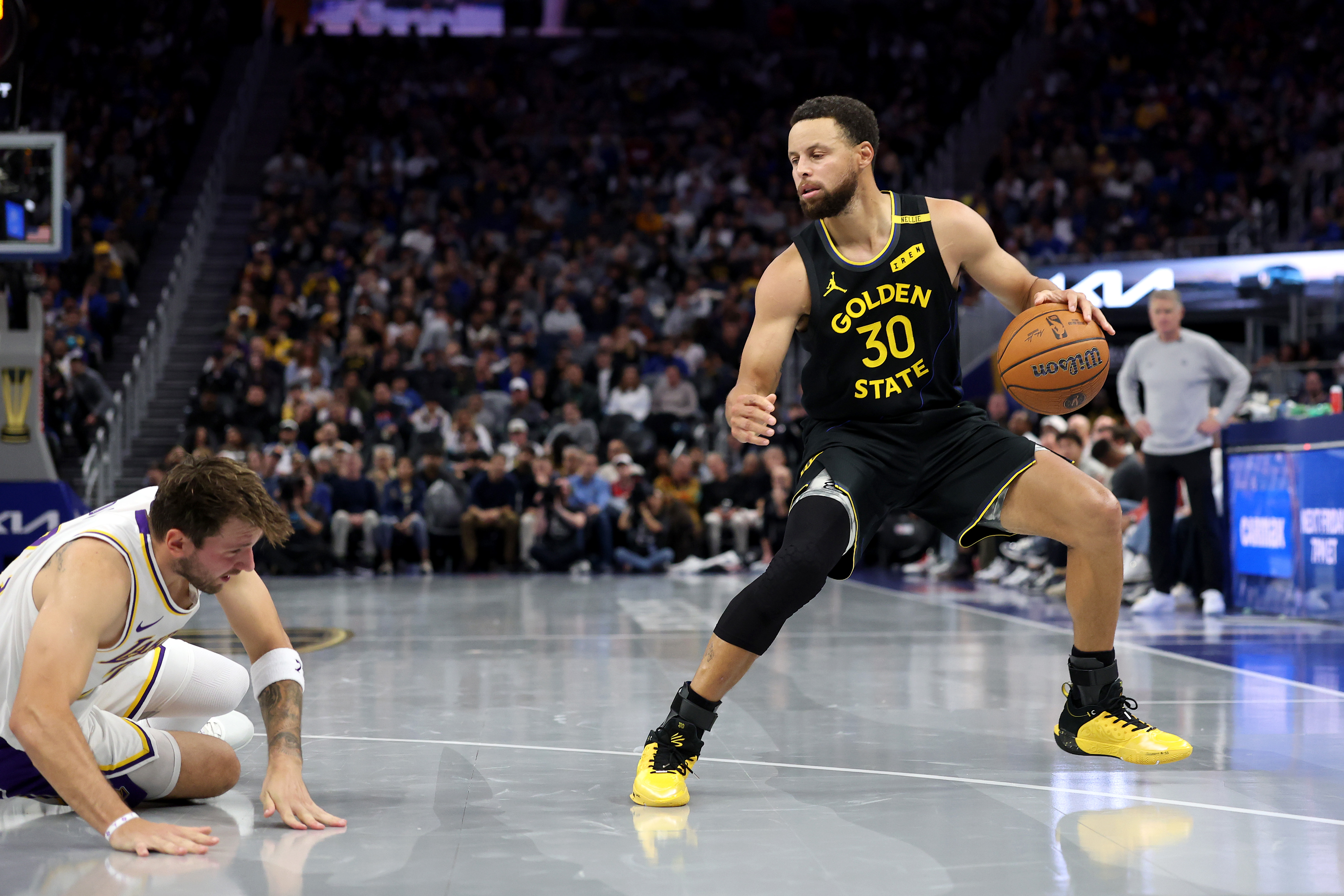 Luka lo intentó dos veces con Curry y las dos terminaron en triple