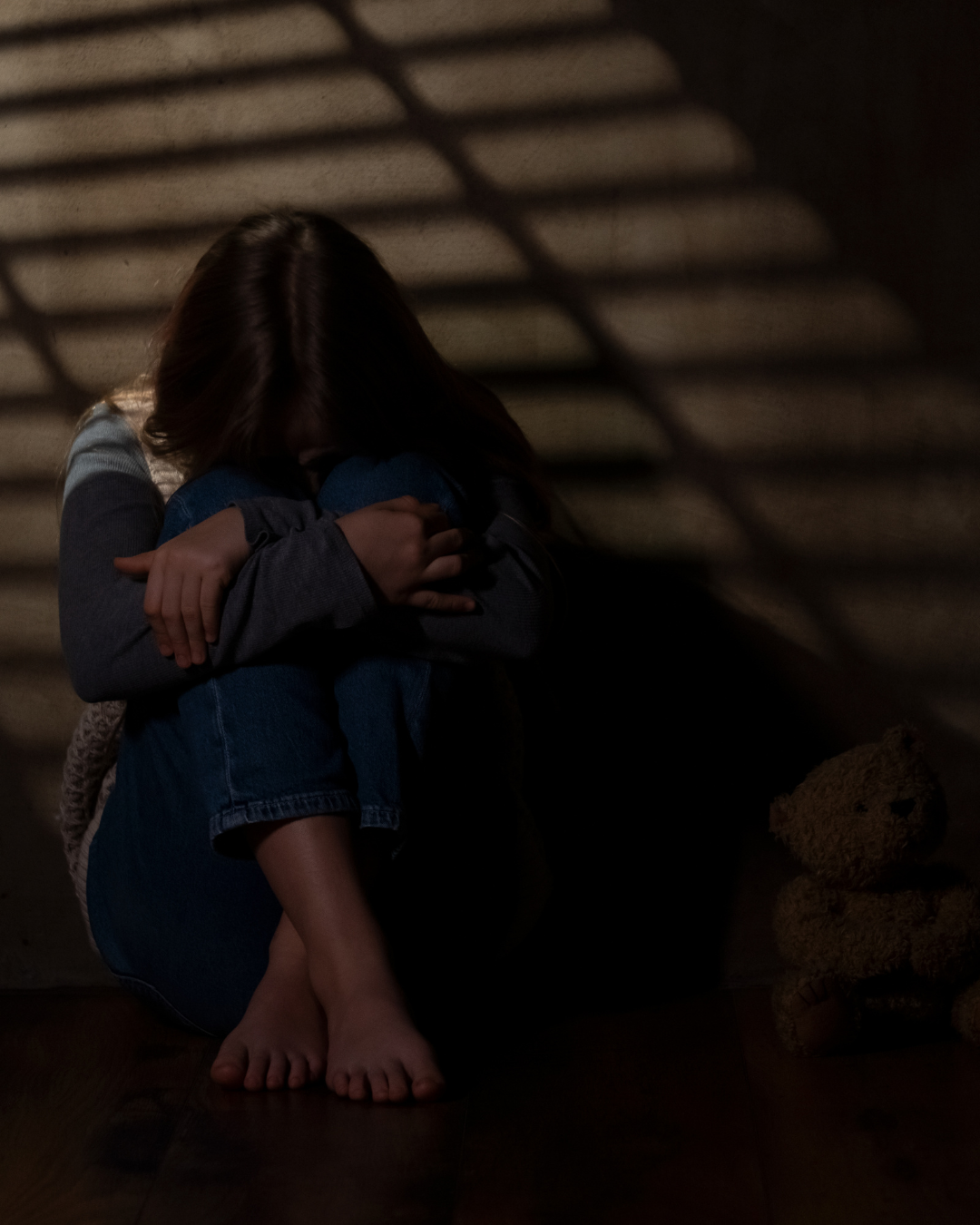 Encuentran sola a niña de cuatro años frente a condominio en Carolina