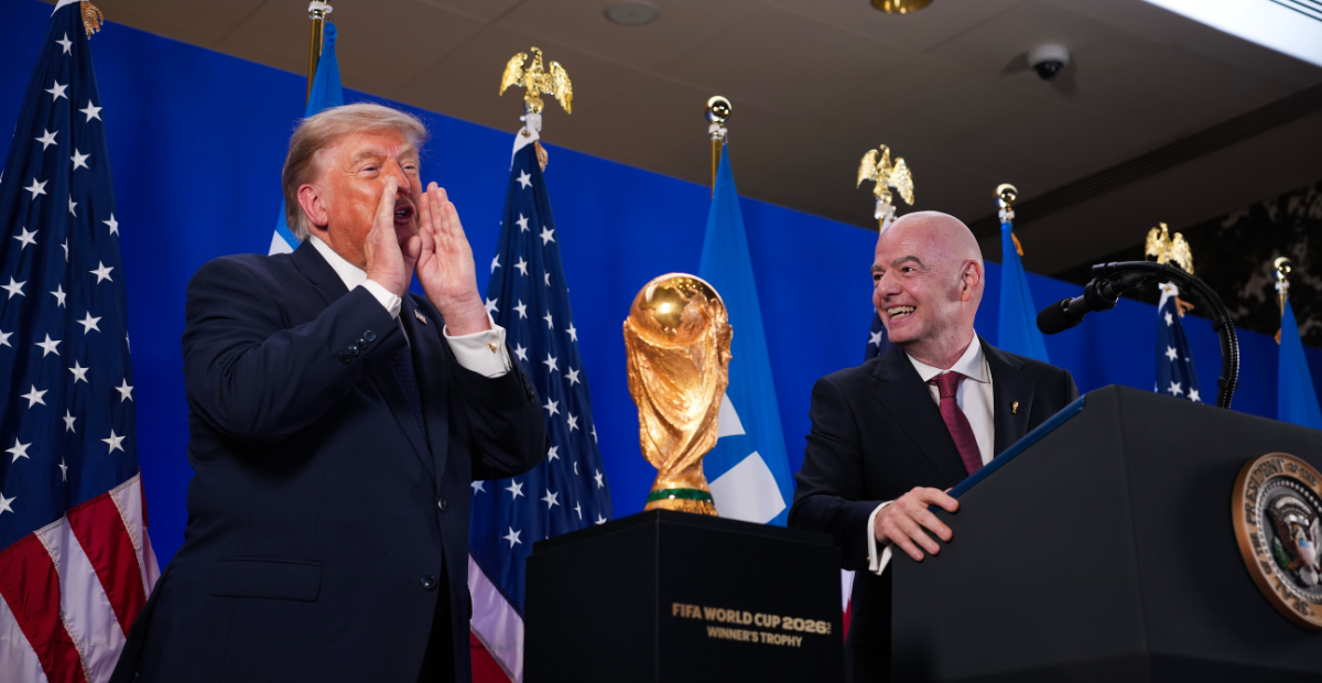 Trump bromea sobre la llamada que desató una tormenta en el Mundial