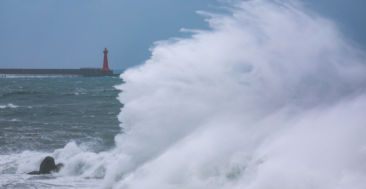 Impresionantes olas golpean Valparaíso y obligan a cerrar el paseo costero