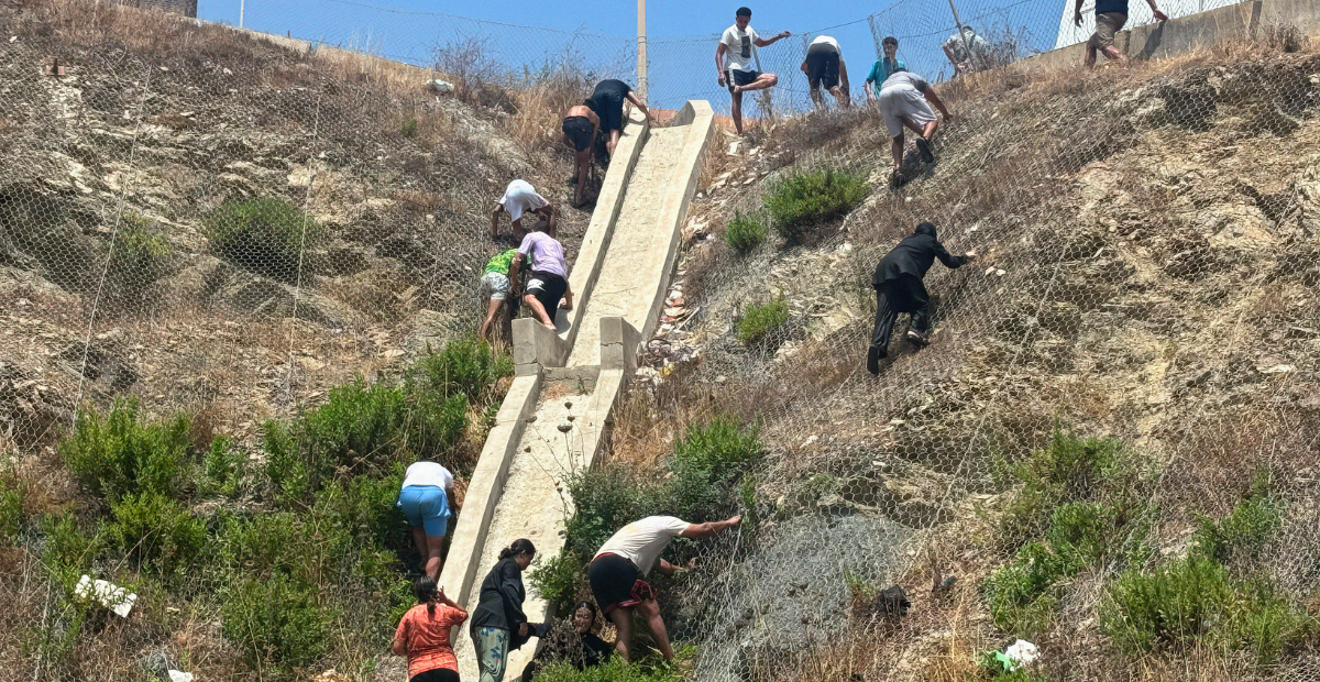 Una sentencia, miles de cruces y una frontera desbordada: ¿qué ocurrió en Ceuta?