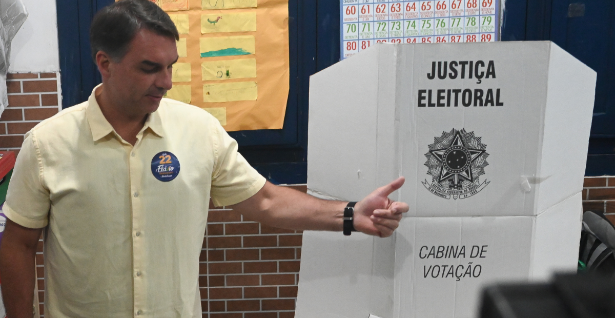 Flávio Bolsonaro aterrizó en Miami y horas después escribió: soy el verdadero presidente electo